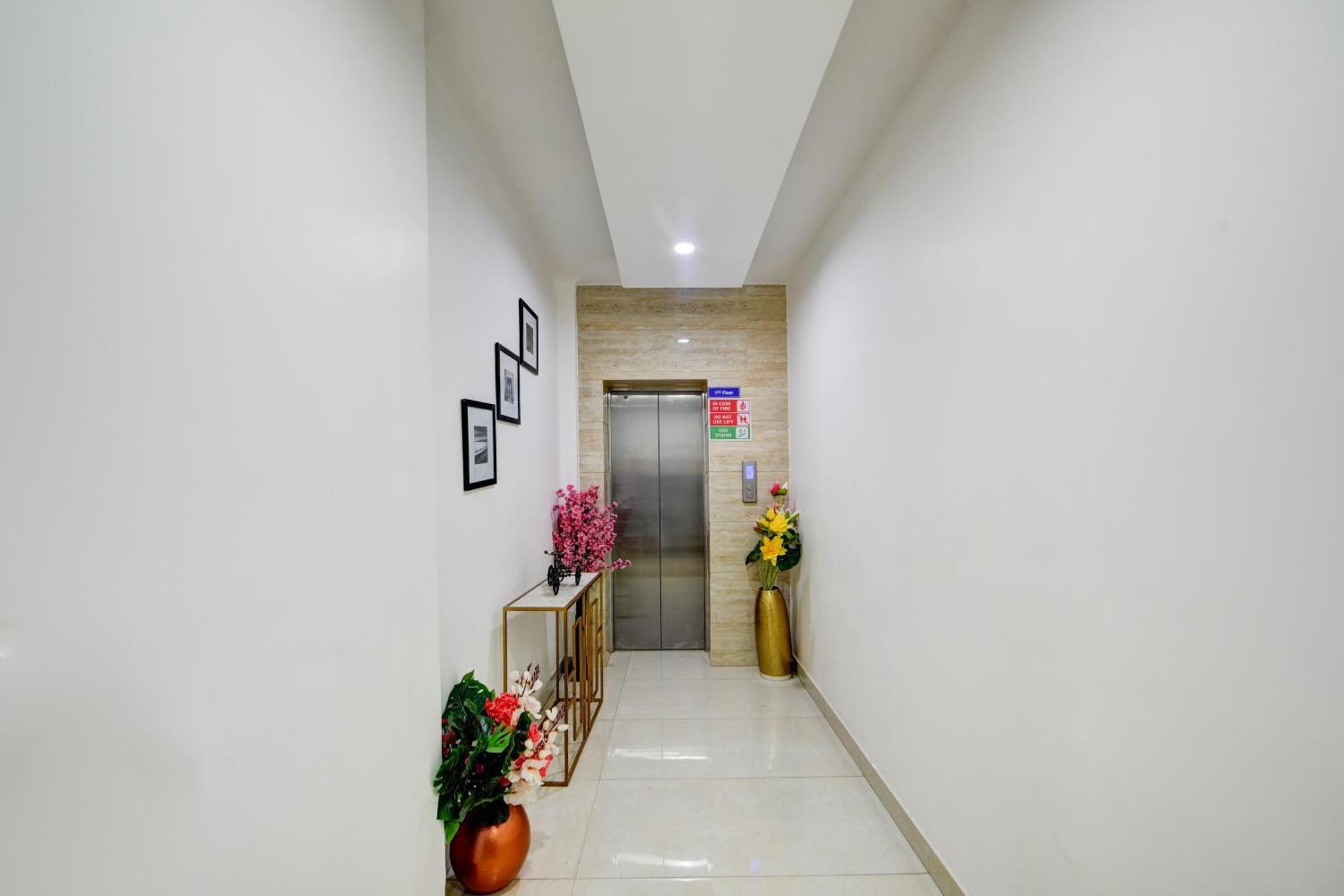 Aamantran Residency Hotel, Sohna Road, Sector 49, Gurugram Gurgaon Exteriör bild