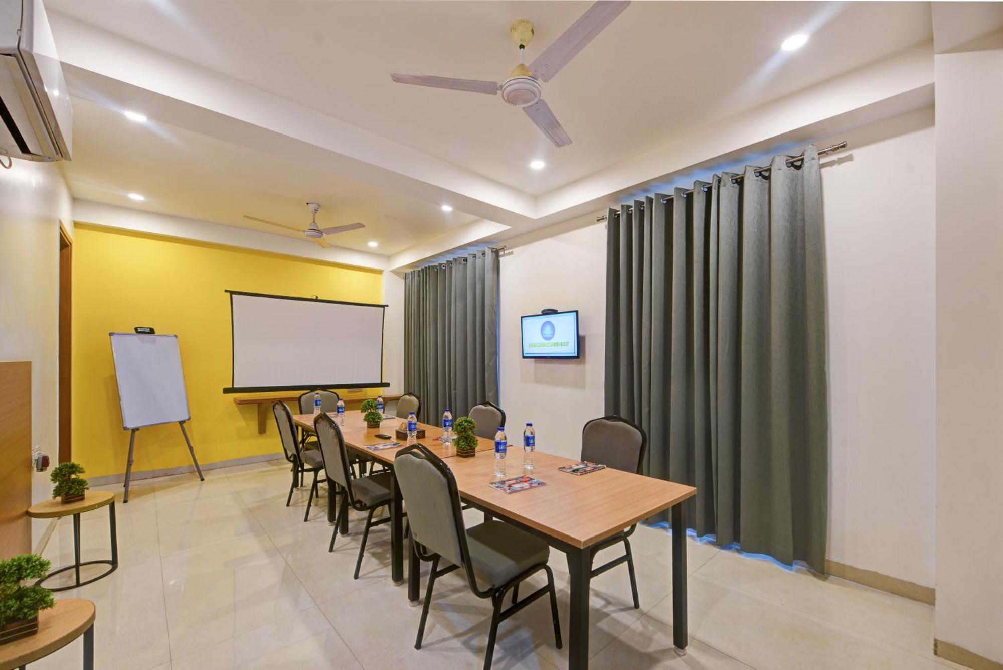 Aamantran Residency Hotel, Sohna Road, Sector 49, Gurugram Gurgaon Exteriör bild